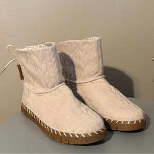 Muk Luks Beige Quilted Ankle Boots